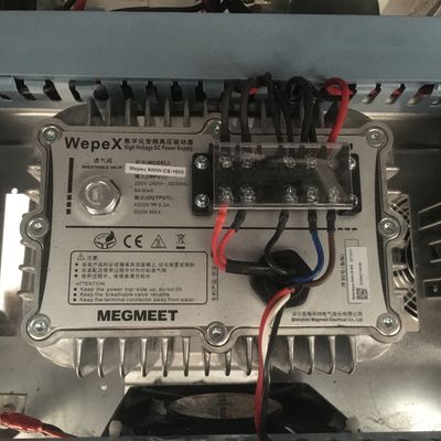 L'animale domestico tratta l'essiccatore di vuoto di microonda